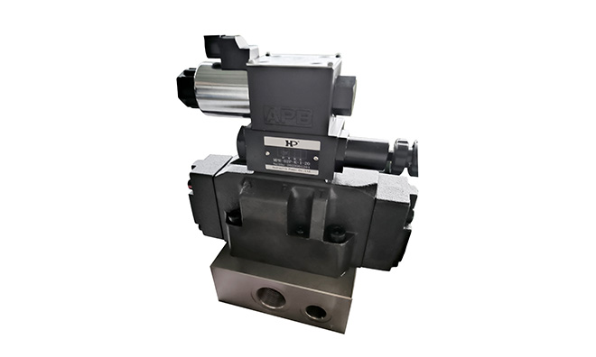 工程機(jī)械(混凝土泵車)中的帶緩沖換向閥組